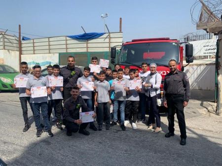 الاطفاء والانقاذ يرافق طلابنا الى المدارس وتوزيع مواد ارشاديه .